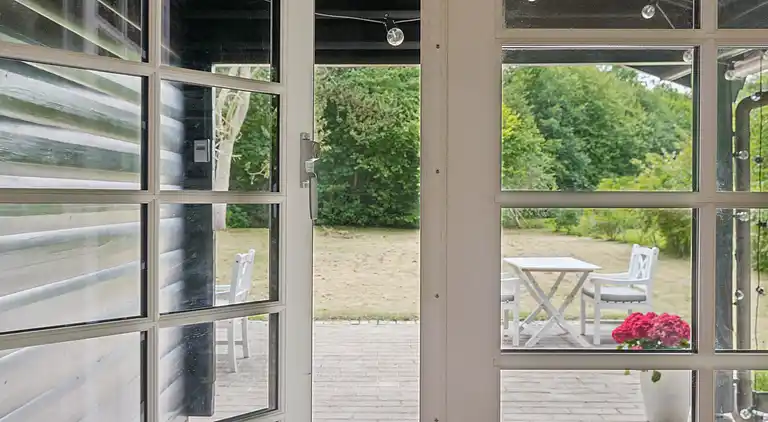 Tømmerhus i Dronningmølle, 150 m til stranden