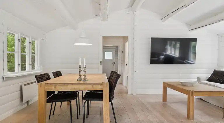 Tømmerhus i Dronningmølle, 150 m til stranden