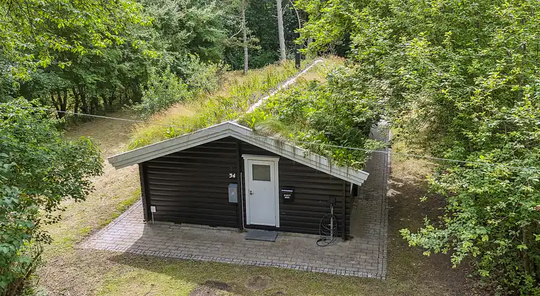 Tømmerhus i Dronningmølle, 150 m til stranden