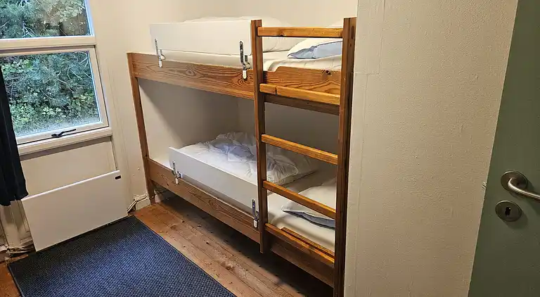 Velkommen til vores charmerende lille sommerhus!