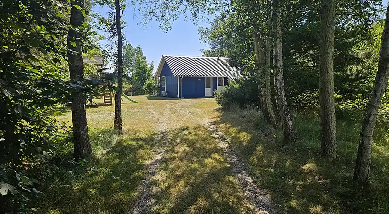 Velkommen til vores charmerende lille sommerhus!
