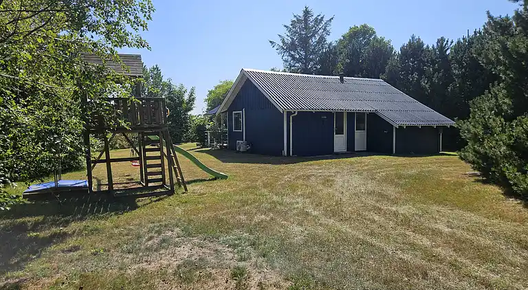 Velkommen til vores charmerende lille sommerhus!
