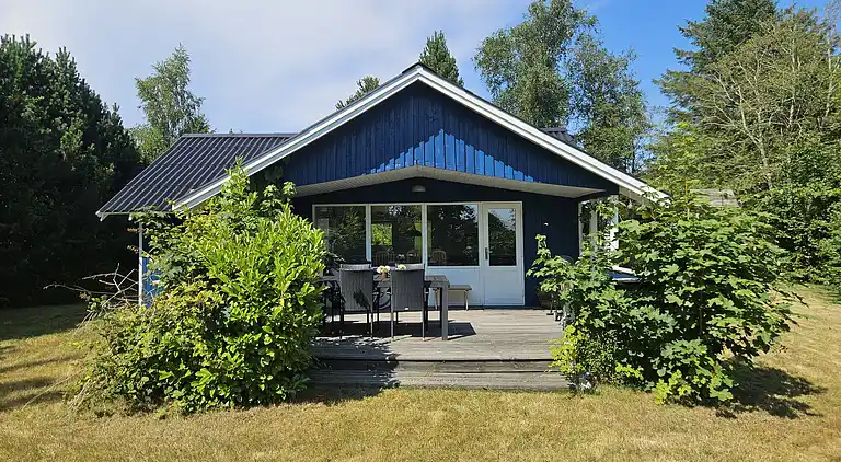 Velkommen til vores charmerende lille sommerhus!