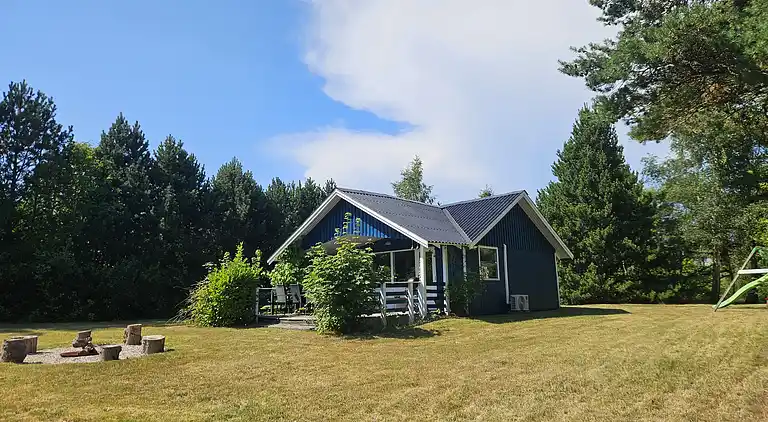 Velkommen til vores charmerende lille sommerhus!