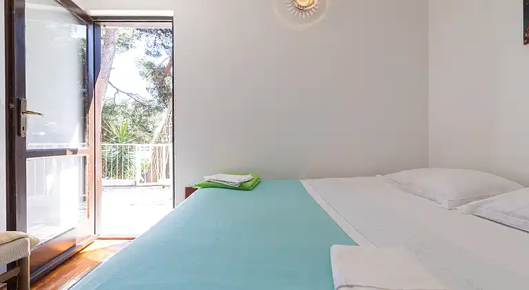2-Zimmer-Haus am Strand Ivan Dolac, Hvar (K-140)