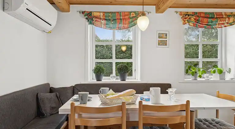 Hyggeligt sommerhus med kig til Vesterhavet