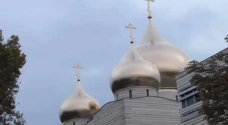 Cosy Eiffel Tower Design Studio