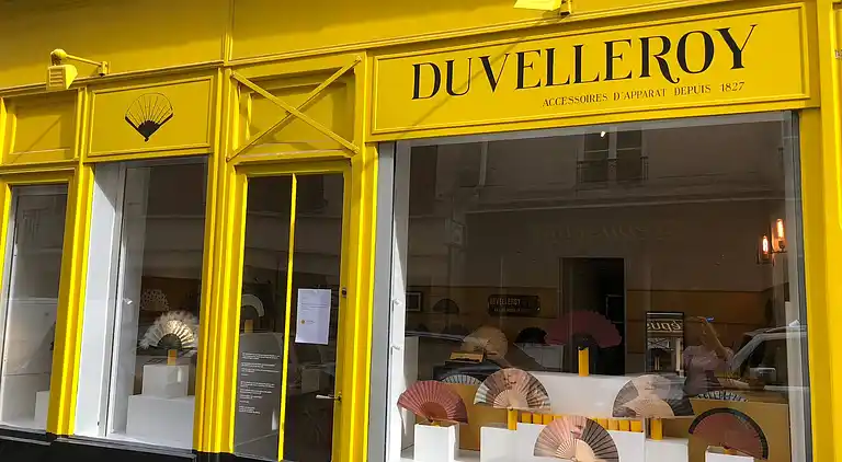 Cosy Eiffel Tower Design Studio