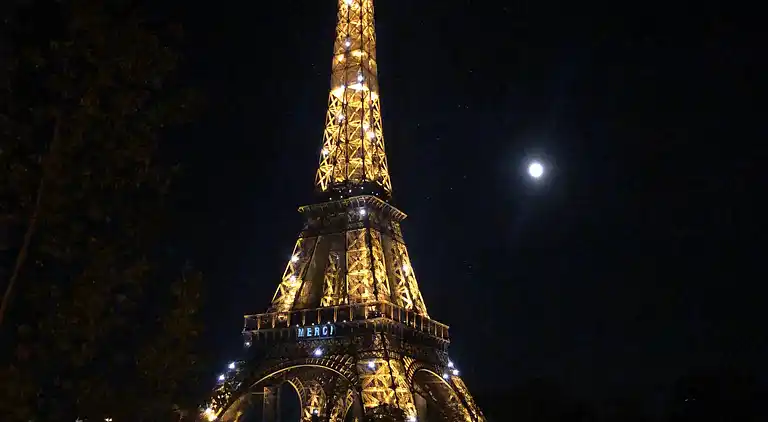 Cosy Eiffel Tower Design Studio