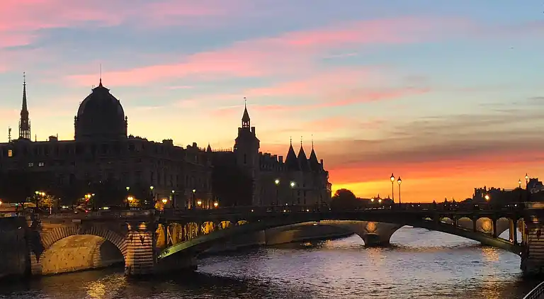 Cosy Eiffel Tower Design Studio