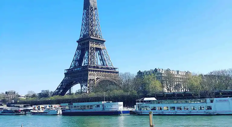 Cosy Eiffel Tower Design Studio