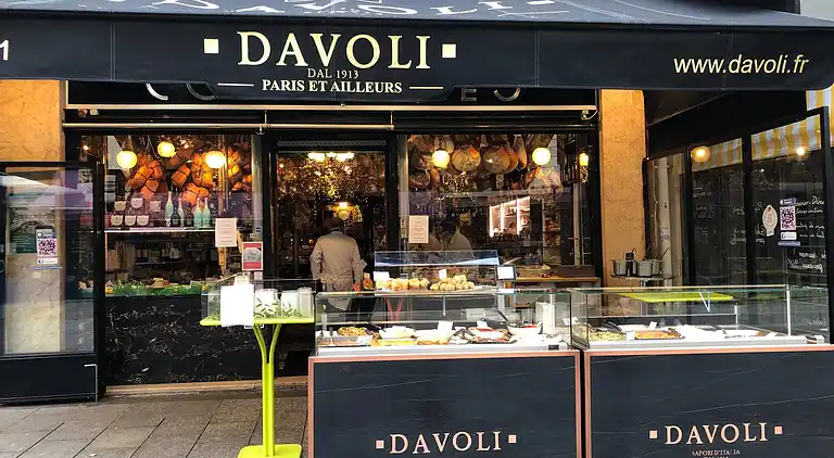 Cosy Eiffel Tower Design Studio