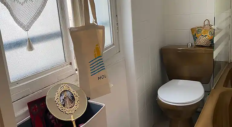 Cosy Eiffel Tower Design Studio