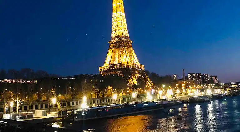 Cosy Eiffel Tower Design Studio