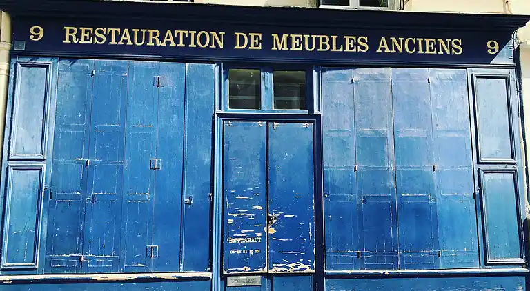 Cosy Eiffel Tower Design Studio