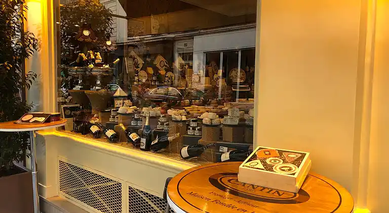 Cosy Eiffel Tower Design Studio