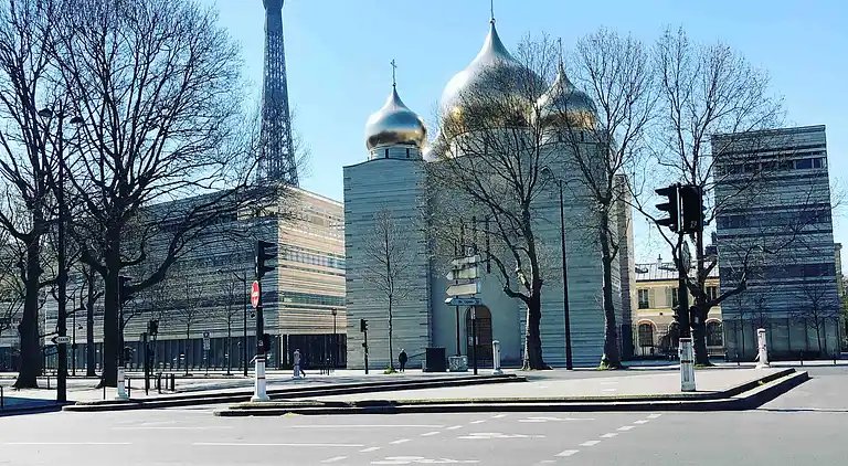 Cosy Eiffel Tower Design Studio