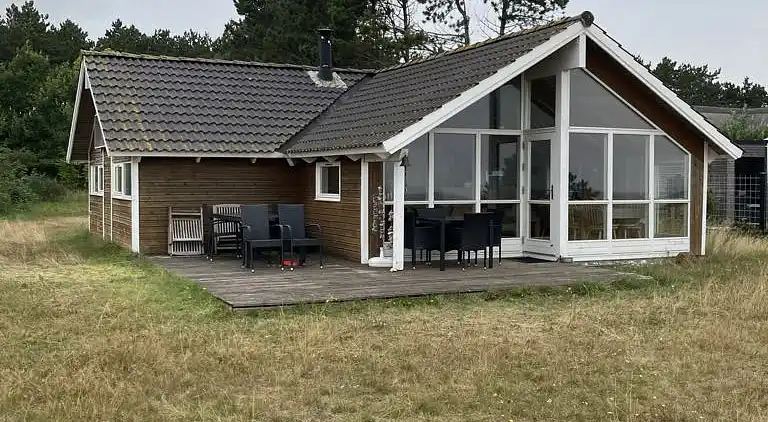 Sommerhus med havudsigt og strand i baghaven
