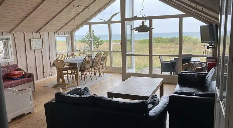 Sommerhus med havudsigt og strand i baghaven