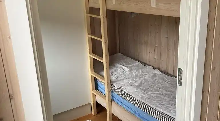 Sommerhus med havudsigt og strand i baghaven
