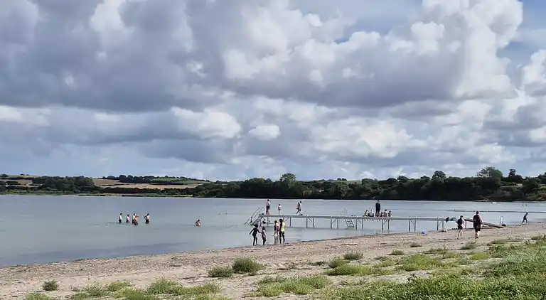 Strandnært feriehus med plads til hele familien