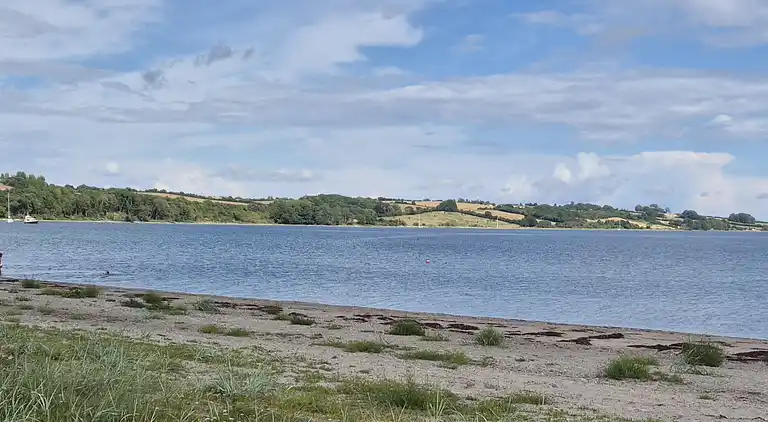 Strandnært feriehus med plads til hele familien