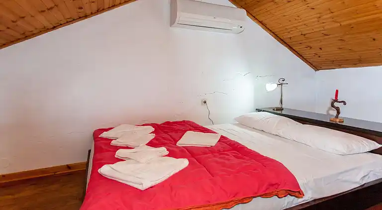 Dream 1 -traditional House With Pool To Share