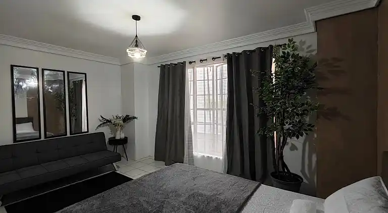 Entfliehen Sie nach LuxHomme, Ihrem geräumigen Refugium im