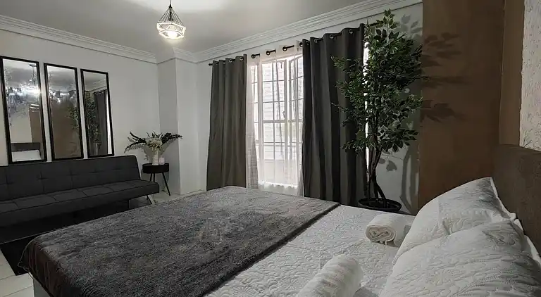 Entfliehen Sie nach LuxHomme, Ihrem geräumigen Refugium im