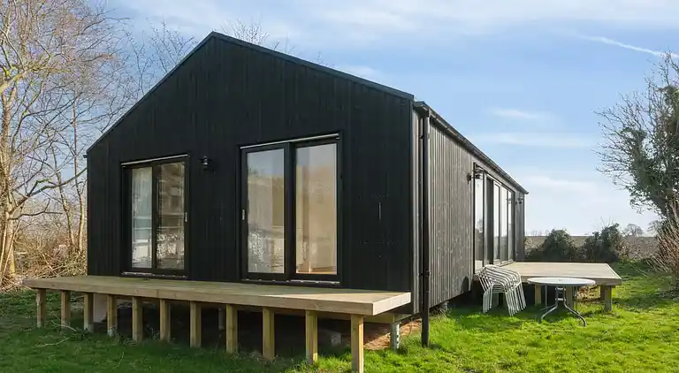 Stilfuldt sommerhus nær strand, klint og havneliv