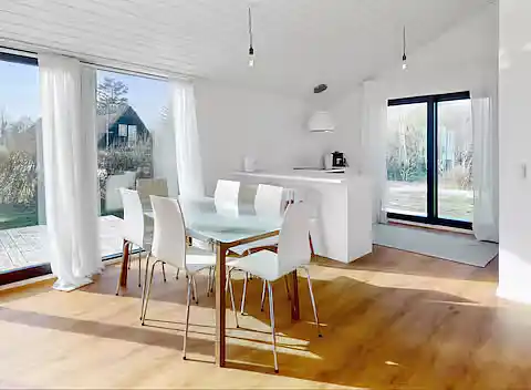 Stilfuldt sommerhus nær strand, klint og havneliv