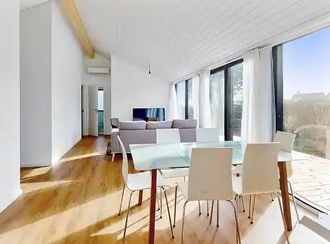 Stilfuldt sommerhus nær strand, klint og havneliv