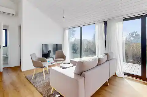 Stilfuldt sommerhus nær strand, klint og havneliv