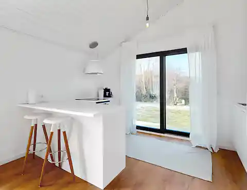 Stilfuldt sommerhus nær strand, klint og havneliv