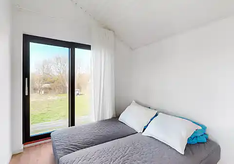 Stilfuldt sommerhus nær strand, klint og havneliv