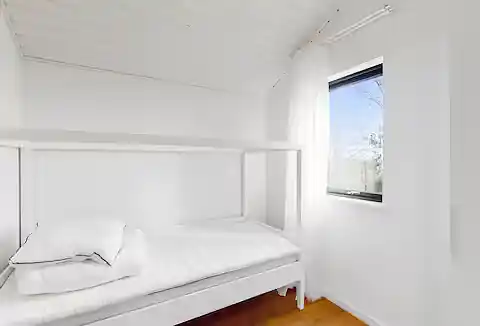 Stilfuldt sommerhus nær strand, klint og havneliv