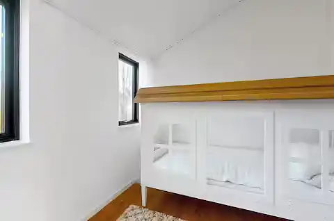 Stilfuldt sommerhus nær strand, klint og havneliv