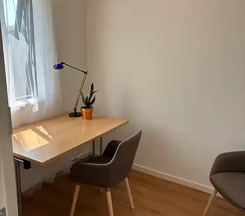 Stilfuldt sommerhus nær strand, klint og havneliv