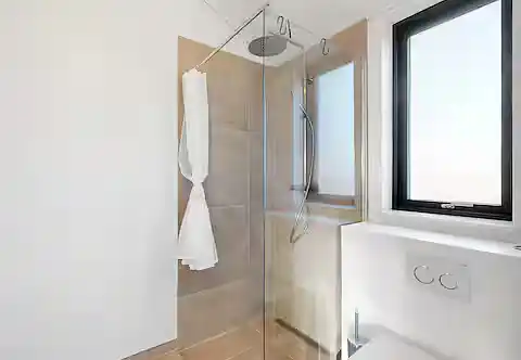 Stilfuldt sommerhus nær strand, klint og havneliv