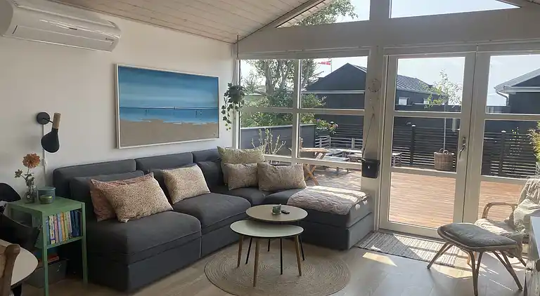 Lækkert sommerhus et stenkast fra vandkanten