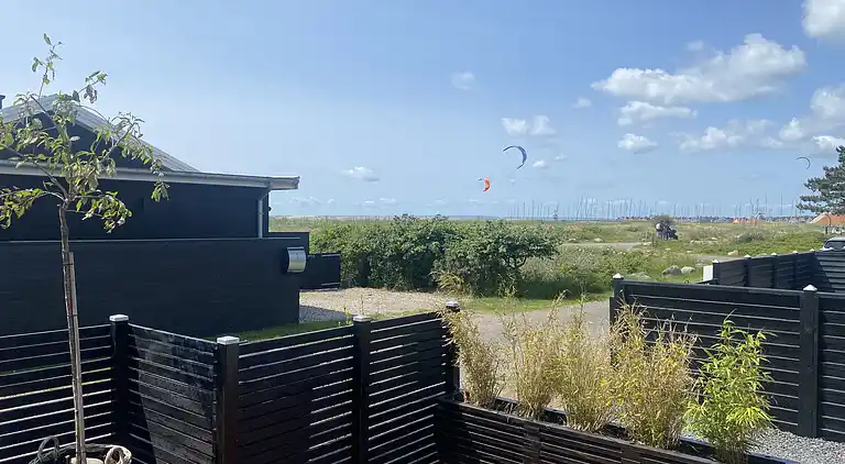 Lækkert sommerhus et stenkast fra vandkanten