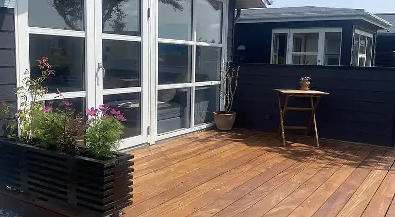 Lækkert sommerhus et stenkast fra vandkanten