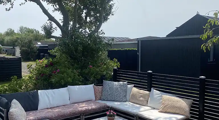 Lækkert sommerhus et stenkast fra vandkanten