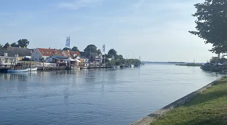Lækkert sommerhus et stenkast fra vandkanten