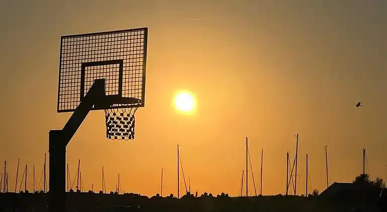 Lækkert sommerhus et stenkast fra vandkanten