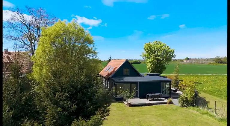 Lyxigt sommarhus på vacker skogsmark