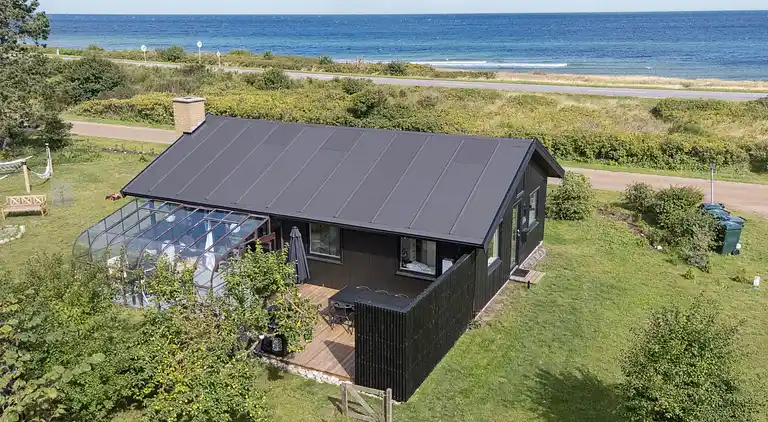 Nyrenoveret feriehus m. havudsigt, 50m fra strand
