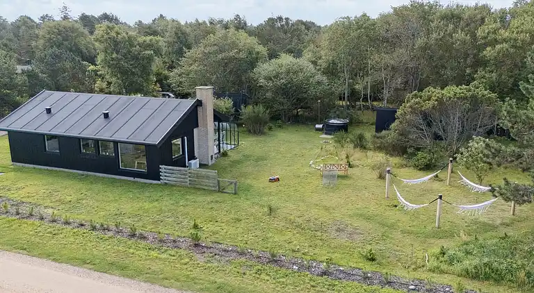 Nyrenoveret feriehus m. havudsigt, 50m fra strand