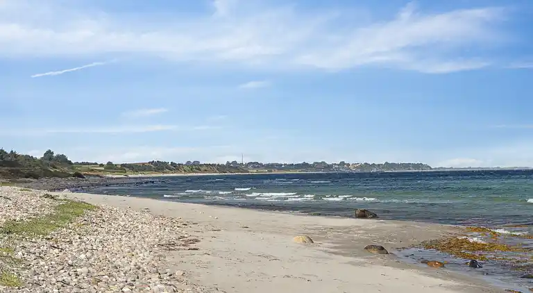 Nyrenoveret feriehus m. havudsigt, 50m fra strand