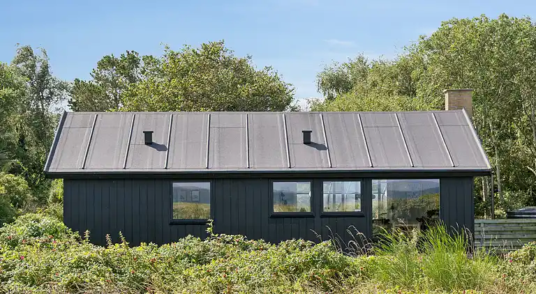 Nyrenoveret feriehus m. havudsigt, 50m fra strand